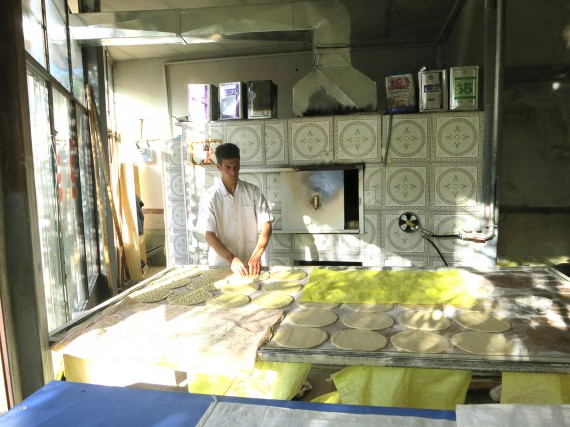 Mehrmals täglich wird das geschmacksneutrale Fladenbrot gebacken.